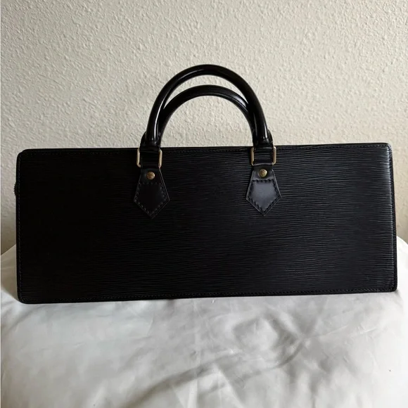 louis vuitton epi sac triangle. - Picture 1 of 13